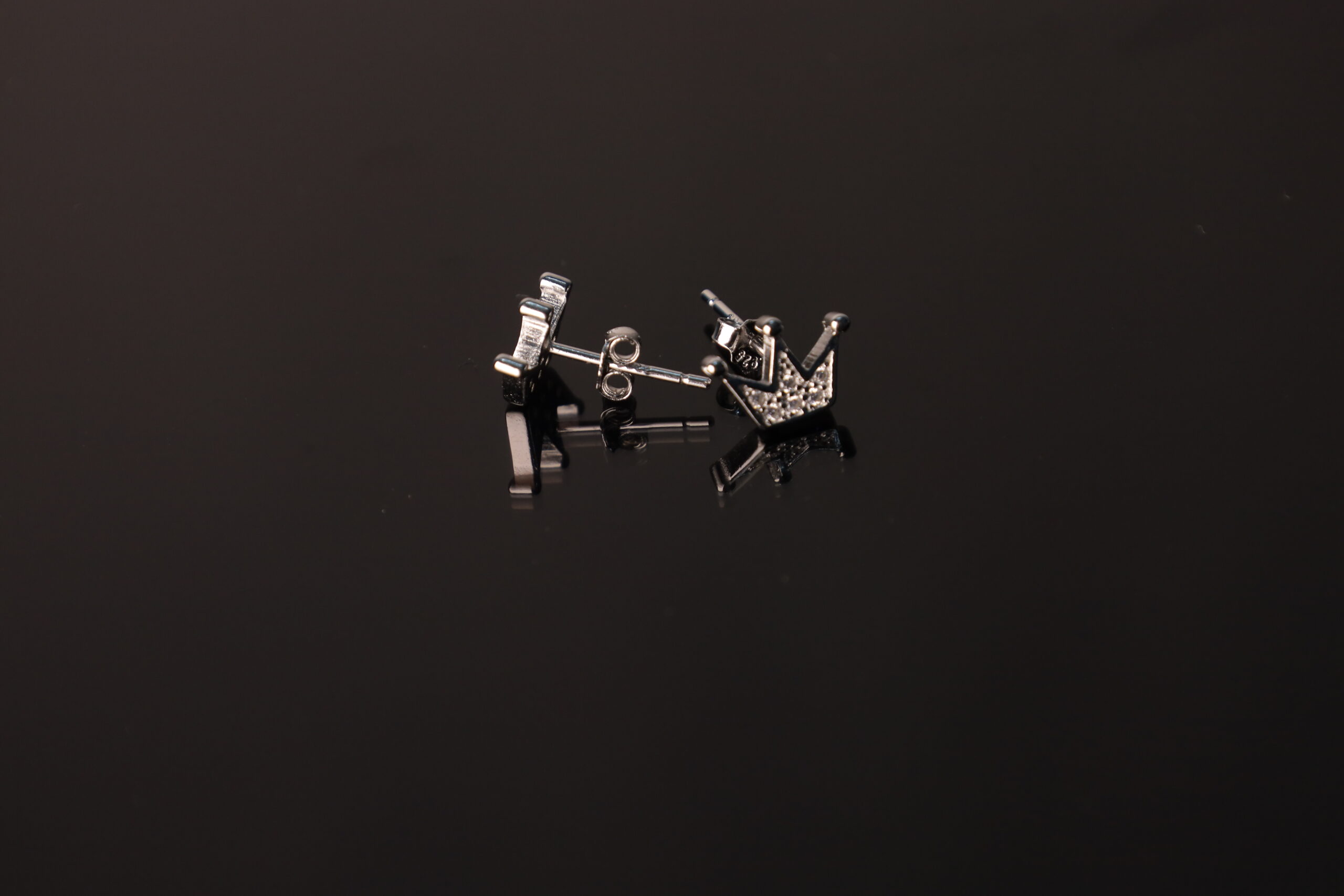 Zilvern Pearl Drop Silver Earrings - Image 4