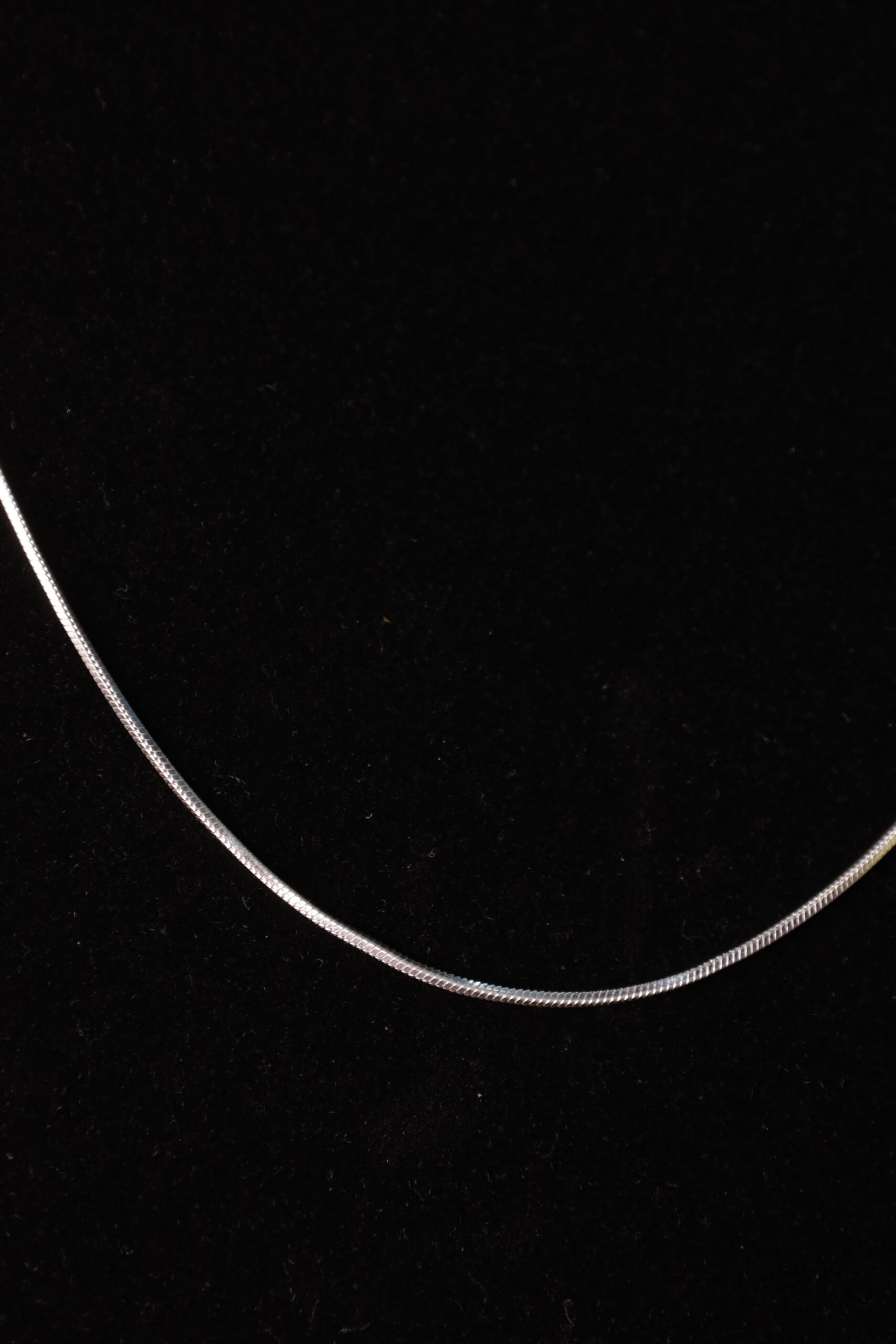 Zilvern Minimal Flat Silver Chain - Image 3